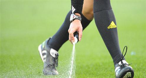 صيد أوروبا .. استبدال حكم مباراة اياكس وكامبور بعد اصابته فى الركبة .. فيديو